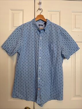 Izod Light Blue Short Sleeve Button-Down Shirt with Navy Star Print